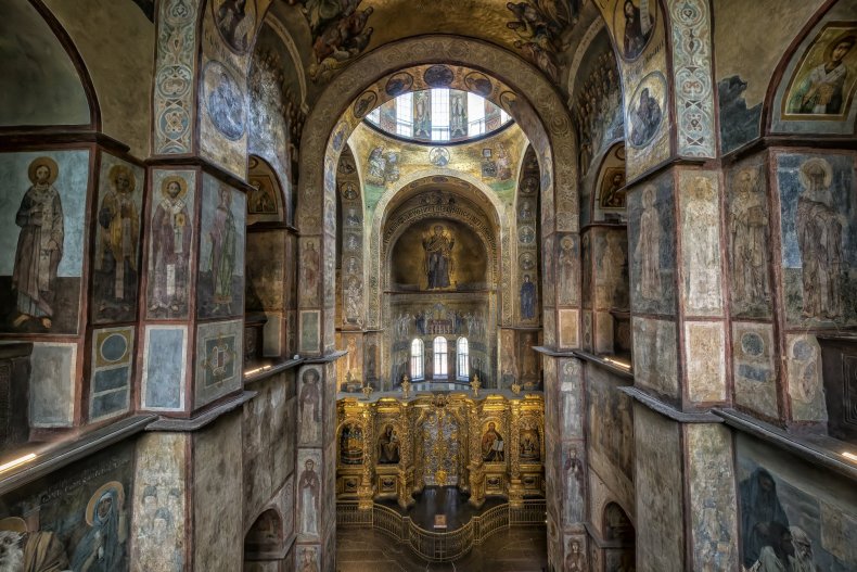 Interior de una catedral ortodoxa con mosaicos y altas bóvedas