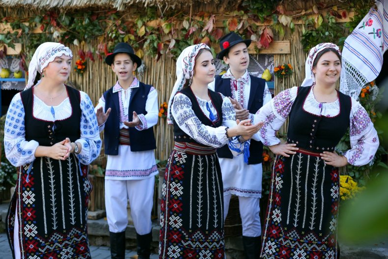 Выступление молодежной танцевальной группы на празднике в Кишиневе