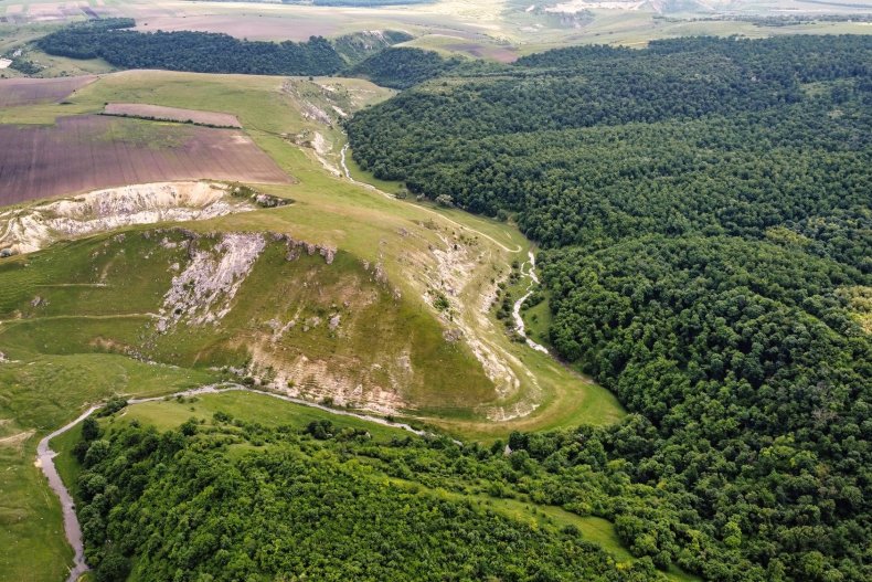 Живописная природа Молдовы: долина и извилистая река