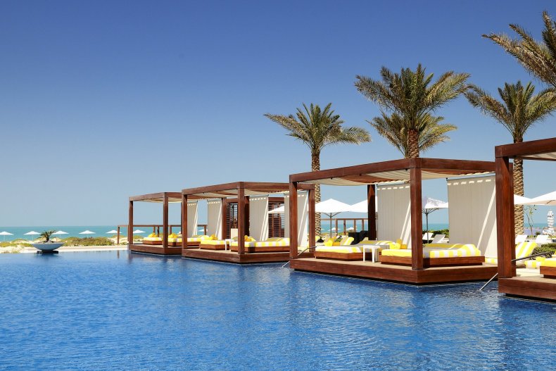 Un lujoso balneario con piscina