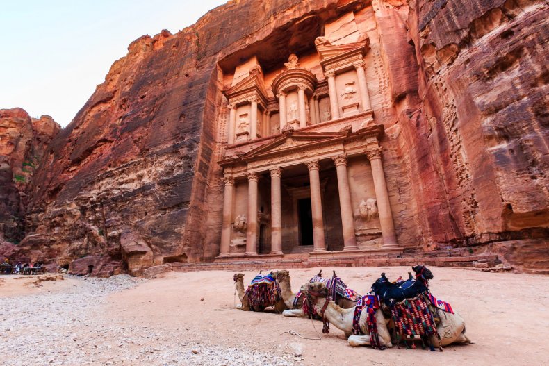 Camellos junto al Tesoro de Petra, Jordania