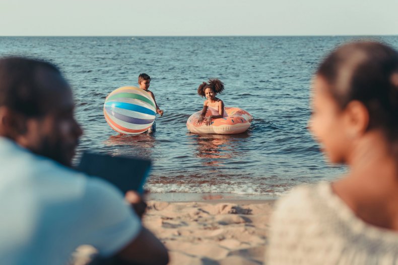 Los niños juegan en el mar en el complejo turístico