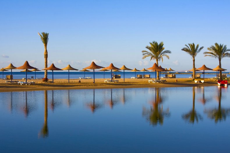 Playa en Egipto, vacaciones en un complejo turístico