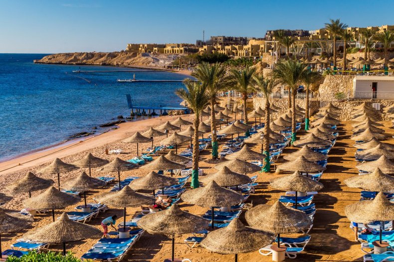 Puesta de sol sobre la zona turística de la costa del Mar Rojo