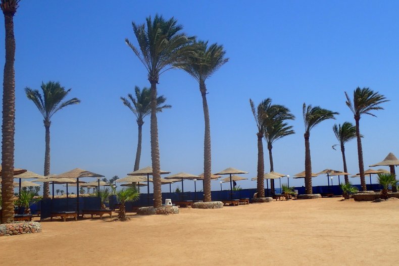 La playa de Makadi Bay, en el Mar Rojo, a primera hora de la mañana