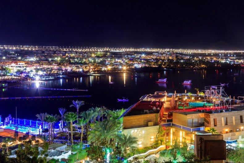 Vista nocturna de Naama Bay desde las alturas