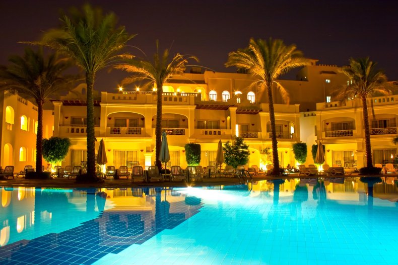 La piscina nocturna de un hotel de lujo