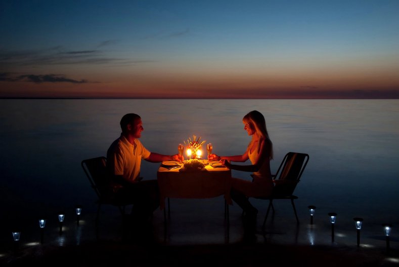Una cena romántica a la luz de las velas para una pareja