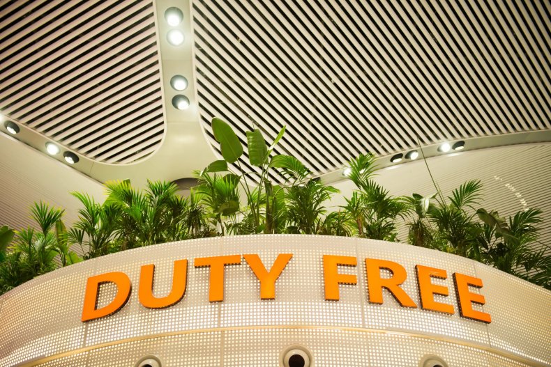 Неоновая вывеска Duty Free в международном аэропорту