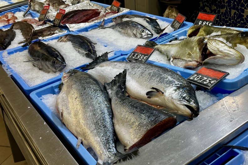 Свежие морепродукты и рыба на льду на рынке Тенерифе