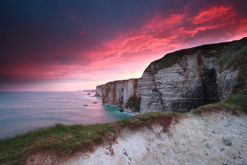 Драматический закат над океанскими скалами на Тенерифе